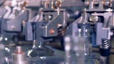 Bir sürü şişe bir konveyör. Otomatik Endüstri/sanayii donatımı.