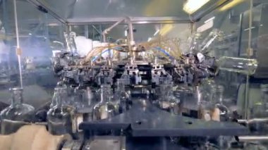 Dönen makine boş şişeler temizler. Otomatik Endüstri/sanayii donatımı