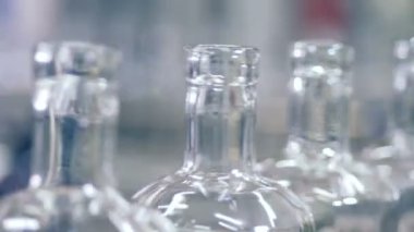 Cam şişeler bir konveyör üzerine kapatın. Otomatik Endüstri/sanayii donatımı.