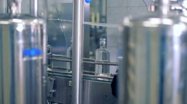 Tam şişe yakın bir konveyör üzerinde gidiş kadar.