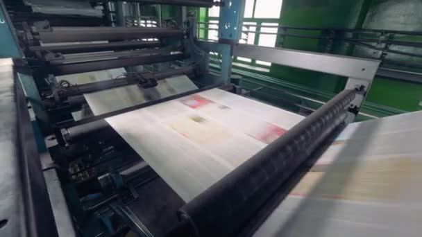 报纸印刷设备工作。4k. — 图库视频影像