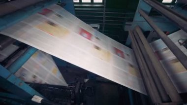 Yazdırma bir ev makine üzerinde basılı gazete.