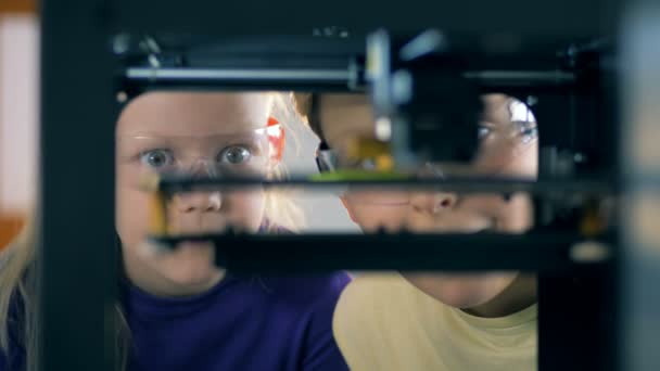 Primo piano delle facce dei bambini attraverso un meccanismo di laboratorio durante un esperimento — Video Stock