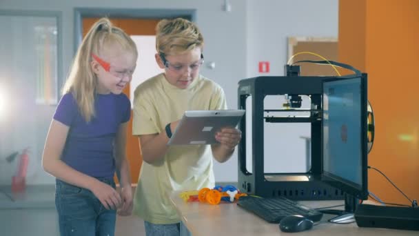 Dos adolescentes están participando en un experimento científico en un cuántico — Vídeo de stock