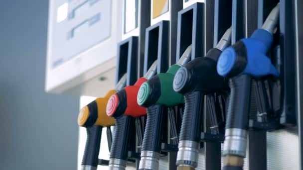 Urządzenie dla stacej benzynowych, zbliżenie. napełniania stacji, stacja benzynowa, stacja paliw, stacji benzynowych, stacji tankowania. — Wideo stockowe