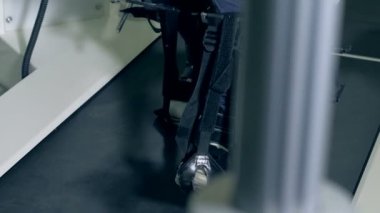 Tıbbi bir yolda bir kız yakın çekim.