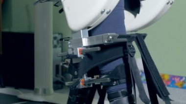 Ekipman klinik bir koğuşta yürüyüş yakın çekim.