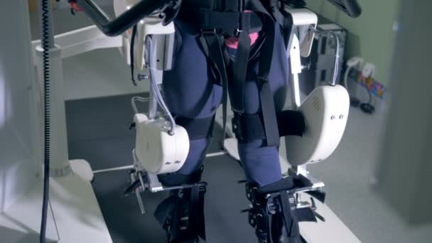 Chica usando una máquina protésica en un hospital, de cerca . — Vídeos de Stock