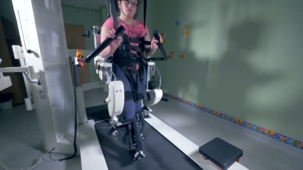 Chica joven utilizando la máquina médica, de cerca . — Vídeos de Stock