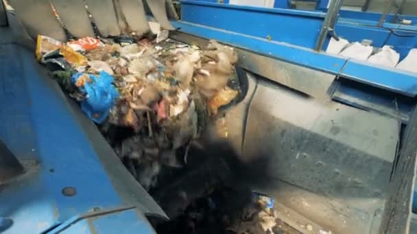 Huishoudelijke afval in een recycling fabriek, bovenaanzicht. — Stockvideo