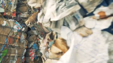 Birçok sıkıştırılmış karton yığınlarının yakın çekim.