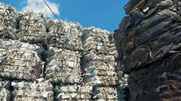 Basura desechada en una fábrica de reciclaje, de cerca . — Vídeos de Stock