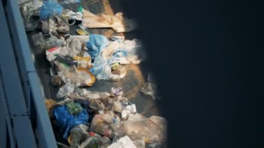 Geri dönüşüm fabrikası konveyörler ile. Geri dönüşüm tesisi de çalışma çöp ekipmanları sıralama.