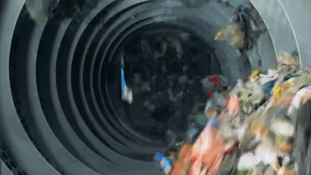 A classificar o equipamento de lixo que trabalha numa fábrica de reciclagem. 4K . — Vídeo de Stock