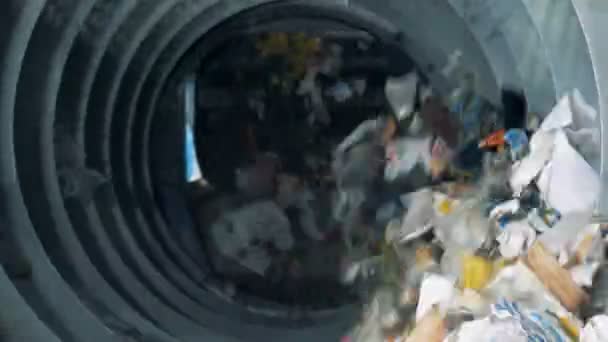 Sopor redo för återvinning i en soptunna sortering center. — Stockvideo
