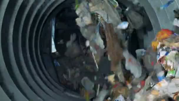Smistamento dei rifiuti in un impianto di lavorazione, da vicino . — Video Stock