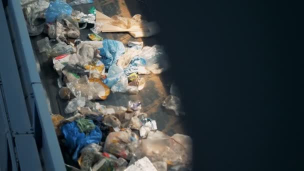 Fabbrica di riciclaggio con trasportatori. Smistamento di apparecchiature per la raccolta dei rifiuti che lavorano in un impianto di riciclaggio . — Video Stock