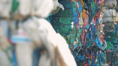 Renkli plastik atık bir çöplüğüne yığılmış yakın çekim.