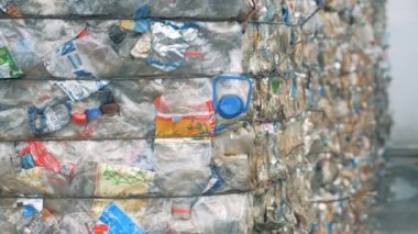 Plastik şişe birçok yığınları Yakın çekim.