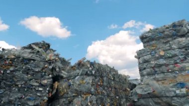 Yüksek gökyüzü arka plan üzerinde çöp yığınları.