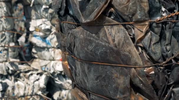 Stapels van vuilnis op een grote dump, close-up. — Stockvideo