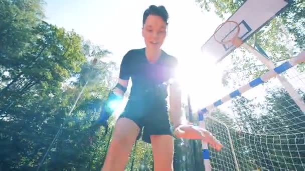 Kyborg hraje basketbal s jeho moderní protézu, hází míč. — Stock video