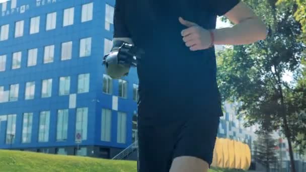 Un homme cyborg exercices avec la main robotique, gros plan . — Video