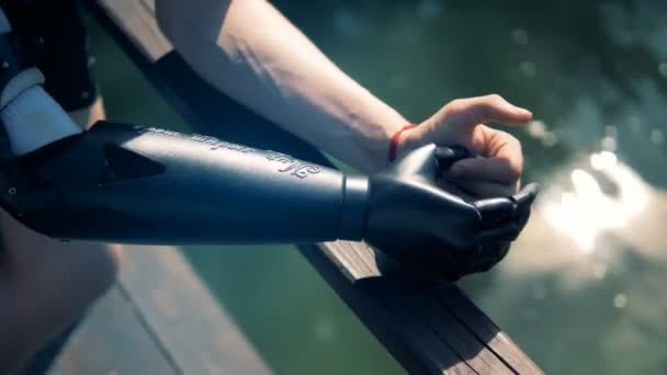 Spezielle bionische Prothese aus nächster Nähe. Behinderter trägt eine moderne Roboterhand. — Stockvideo