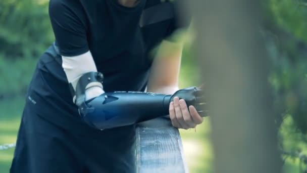 Un joven con prótesis biónica, de cerca . — Vídeos de Stock
