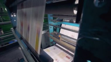 Taze bir tipografi ofisinde bir konveyör Gazeteler hareket basılır.