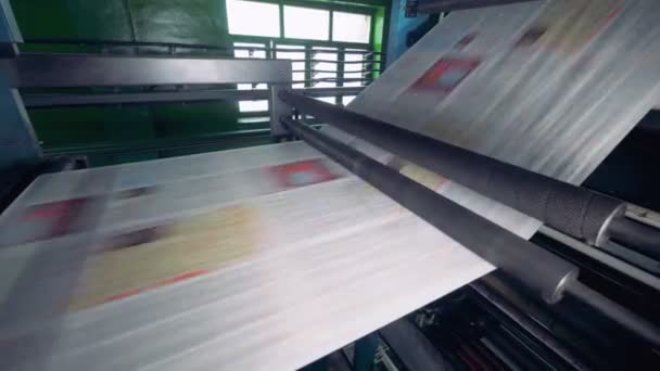 Poligrafické zařízení pohybuje listy papíru na lince v továrně. 4k. — Stock video