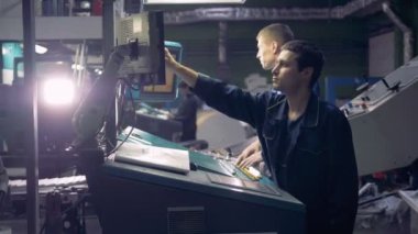 Bir tipografi çalışan insanlar, yakın çekim.