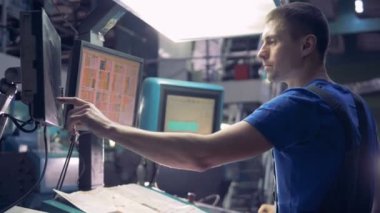 Bir baskı makinesi ile çalışan kişi yakın çekim.