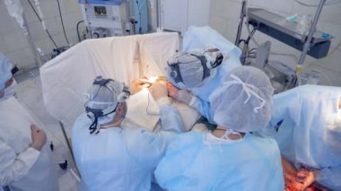 Birçok kişi bir ameliyat odası, üstten görünüm.