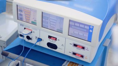 Özel tıbbi makine bir odada bir ameliyat sırasında çalışır..