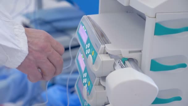 Ένας γιατρός χρησιμοποιεί ένα ιατρικό μηχάνημα, εσωτερικη. — Αρχείο Βίντεο