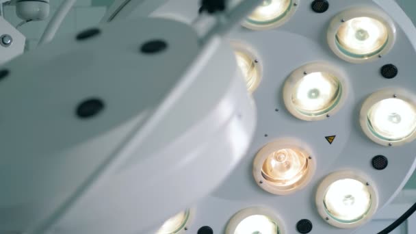 Kulatý masivní chirurgické lampa s mnoha malé žárovky v něm — Stock video