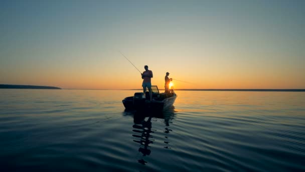 Processo di pesca di due pescatori in un paesaggio acquatico alba — Video Stock