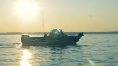 Erkek anglers yavaş yavaş bir sürat teknesi yelken vardır