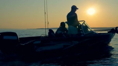 Sürat teknesi iki anglers ve balık tutmak için ekipmanlar gemide bir göl üzerinde yüzen 