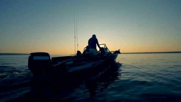 Scenario all'alba con una barca a motore guidata da due uomini — Video Stock