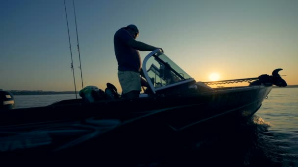 Två fiskare kör en autoboat för fiske i soluppgången — Stockvideo