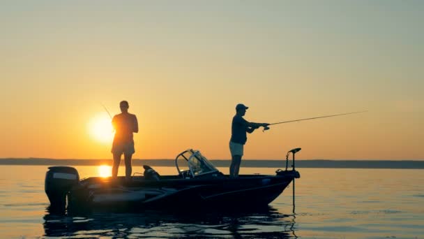 Fiske av två manliga fiskare under sunrise — Stockvideo