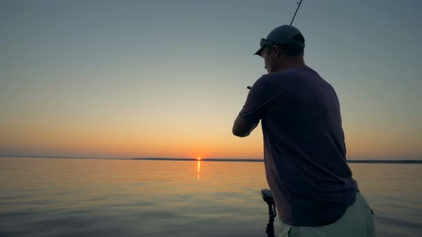 Adulto Pescador Masculino Processo Pesca Durante Nascer Sol — Vídeo de Stock