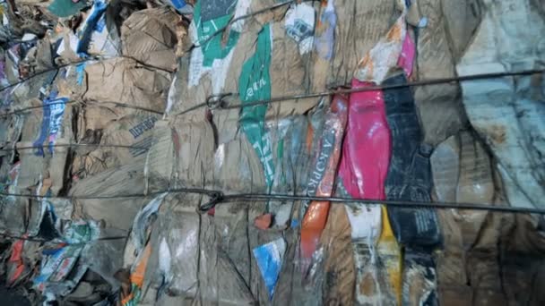 Montones largos de basura, cierren. La basura plástica prensada está en una fábrica de reciclaje . — Vídeos de Stock