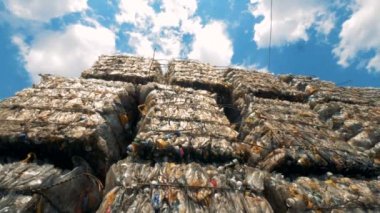 Atılan plastik şişeler, alttan görünüm.