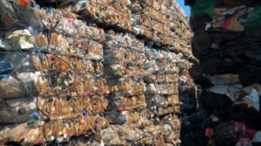 Çöp yığınları bağlı, yakın çekim. Geri dönüşüm fabrikası ile çöp yığınları bir sürü çöplük depolar..
