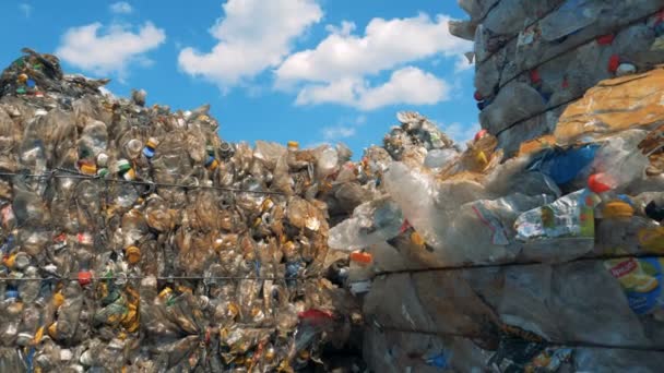 Grandes pilas de basura desechada, de cerca . — Vídeos de Stock