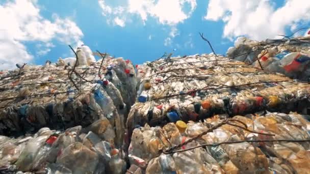 Пластиковый мусор, связанный металлическими проводами, вид снизу . — стоковое видео