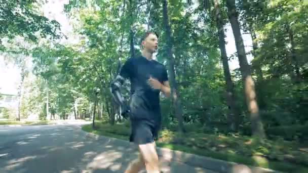 Jogging person med bionic proteshand. Människa med en robotarm. — Stockvideo